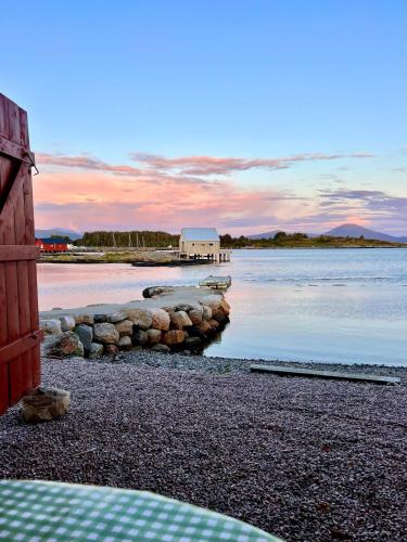 плаж, Waterfront Rorbu - By the Beach in Bud