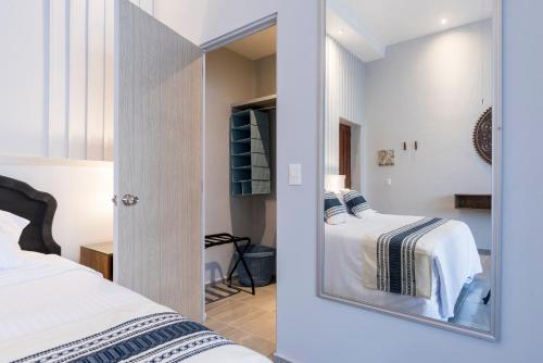 Deluxe Queen Room image 6