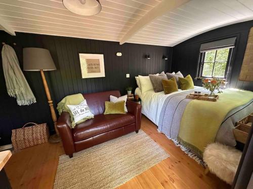 Cornwall Woodland Shepherd's Hut - Dennis Hut in Lanivet