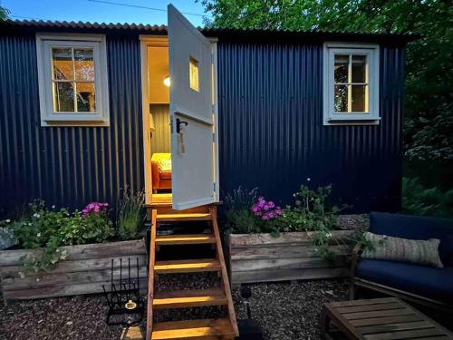 Cornwall Woodland Shepherd's Hut - Dennis Hut in Lanivet