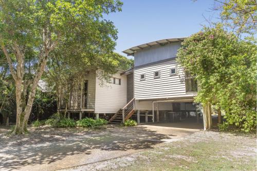 Fuller Holidays - Tuckeroo Beach House Beachfront Suffolk Park - image 2