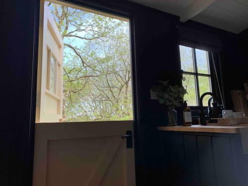 Cornwall Woodland Shepherd's Hut - Dennis Hut in Lanivet