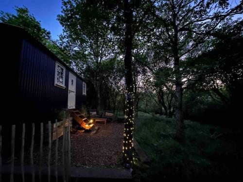 Cornwall Woodland Shepherd's Hut - Dennis Hut in Lanivet