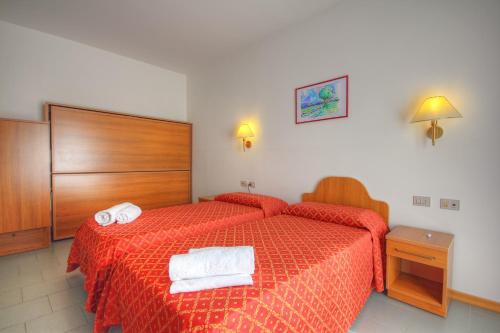 3 twin beds