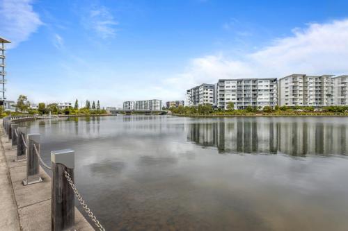 Lakeside 2-Bed with Private Patio & Secure Parking