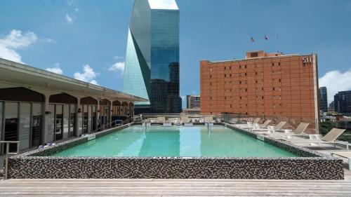 Downtown Dallas CozySuites with roof pool, gym #10