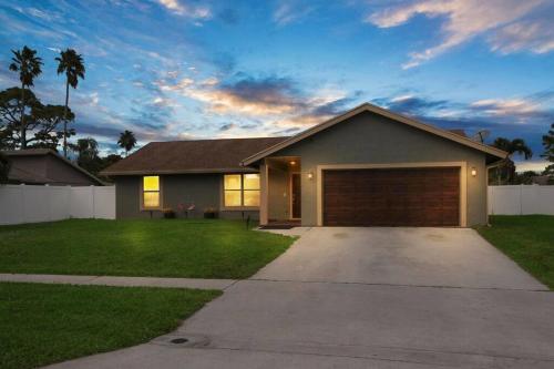 Glamorous home-Minutes to the beach & Downtown in Royal Palm Beach, USA