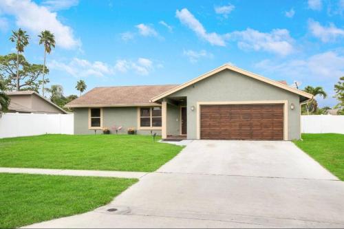 Glamorous home-Minutes to the beach & Downtown in Royal Palm Beach, USA