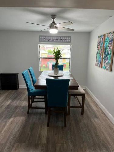 Glamorous home-Minutes to the beach & Downtown in Royal Palm Beach, USA