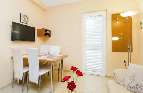 Oaza Tribunj Sea View - image 8