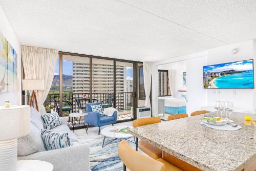 15FL Diamond Head View, Walk to Beach and Free Parking