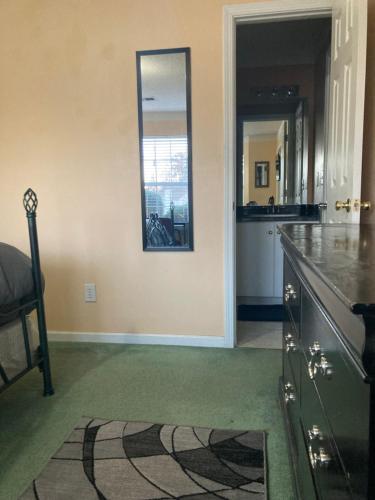 Stunning Room! King Size bed. Private Bath!Room 2 in Decatur, USA