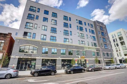 Flamboyant 1BR Near EWR w/ Gym in Newark, USA