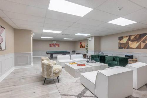 Flamboyant 1BR Near EWR w/ Gym in Newark, USA