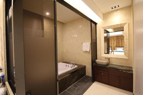 room detail thumbnail 2
