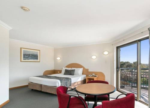 Deluxe Suite with Spa Bath image 4