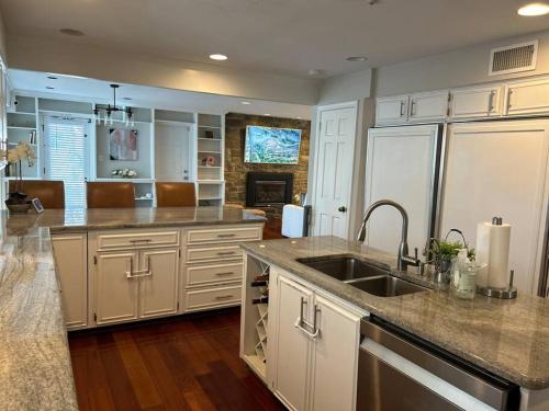 Tara Retreat: Family-Friendly Oasis with Pool, Tennis & Serene Ambiance in Potomac in Potomac, USA