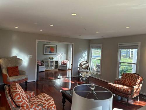 Tara Retreat: Family-Friendly Oasis with Pool, Tennis & Serene Ambiance in Potomac in Potomac, USA
