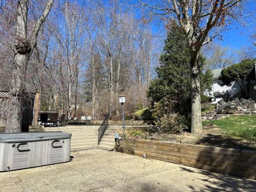 Tara Retreat: Family-Friendly Oasis with Pool, Tennis & Serene Ambiance in Potomac in Potomac, USA