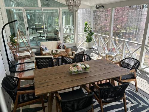 Tara Retreat: Family-Friendly Oasis with Pool, Tennis & Serene Ambiance in Potomac in Potomac, USA