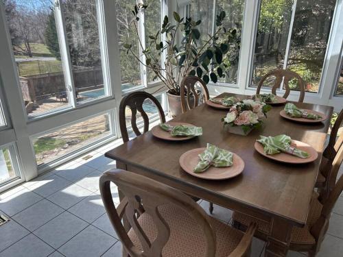 Tara Retreat: Family-Friendly Oasis with Pool, Tennis & Serene Ambiance in Potomac in Potomac, USA