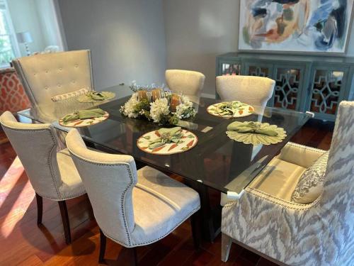 Tara Retreat: Family-Friendly Oasis with Pool, Tennis & Serene Ambiance in Potomac in Potomac, USA