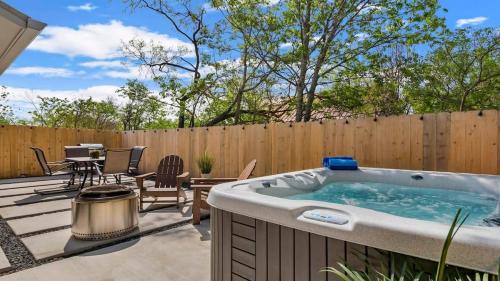 Eagle Street Retreat, privacy fence with Hot Tub! in Fredericksburg, USA