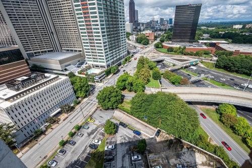 Heart Downtown! City View Onsite Parking! King Bed LM807