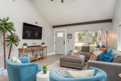 Luxury Family Beach Escape with Heated Pool and Putting Green in Tarpon Springs, USA