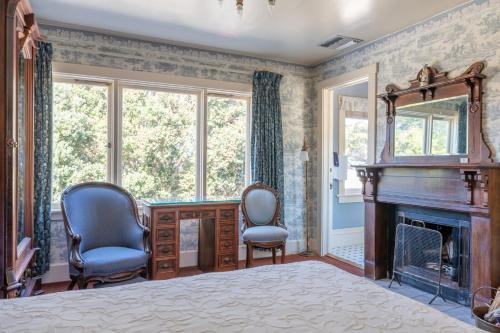 Queen Room with Fireplace and Inland View