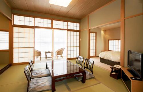 2 twin beds, 3 futon beds