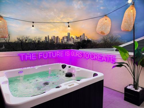 Paradise Palace Best Rooftop in HTX w Hot Tub in Houston, USA