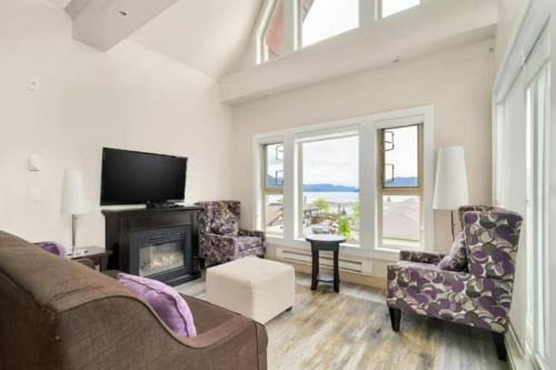 Scenic 3BR Penthouse Suite w/ Rooftop Lake View