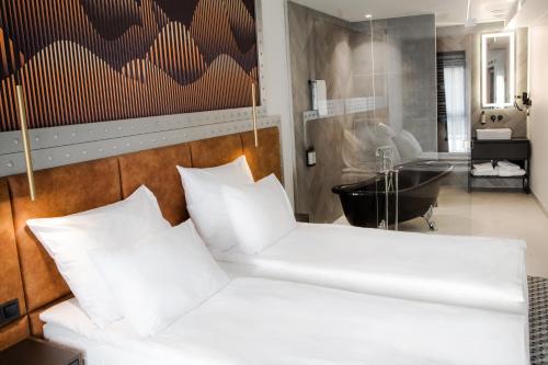 1 queen bed, 1 sofa bed