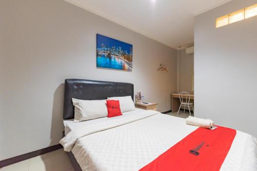Double Room room in RedDoorz near Botani Square Mall