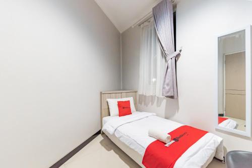 Single Room room in RedDoorz near Botani Square Mall