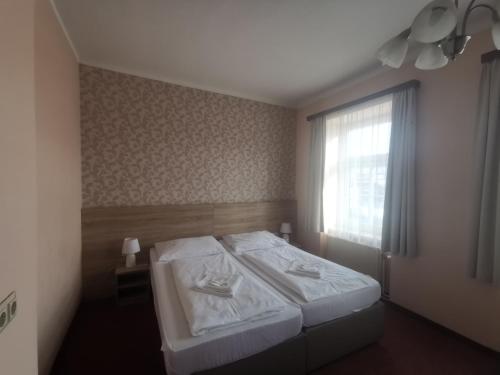2 twin beds