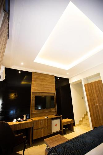 Deluxe King Room image 7