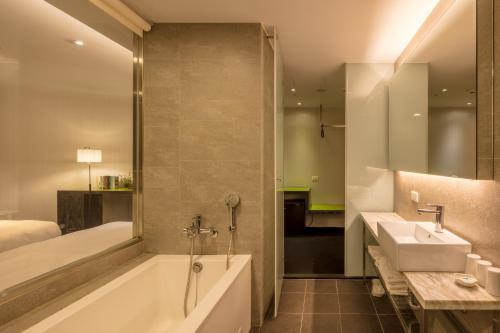 room detail thumbnail 2