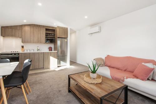 Penthouse Apartment Scenic Views-Spacious 2br - image 3