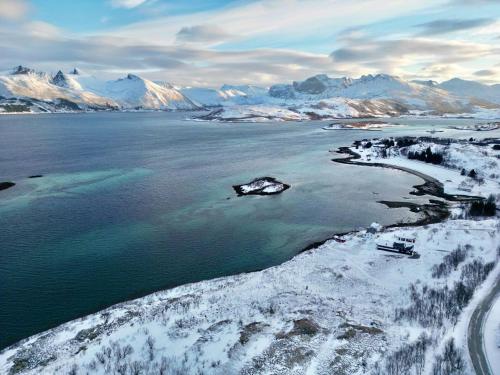 Senjavista, near nature, sea and mighty mountains in Hamn