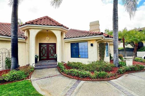 Dream Home with swimming pool and Game room