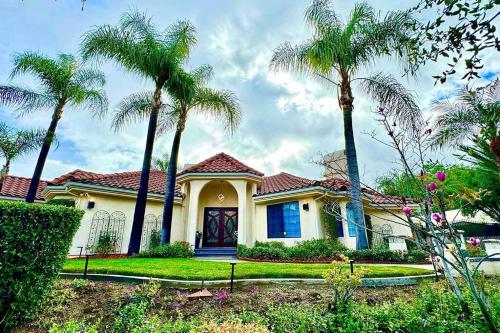 Dream Home with swimming pool and Game room