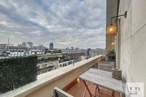 Very nice top floor studio with terrace Paris 17th