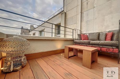 Very nice top floor studio with terrace Paris 17th