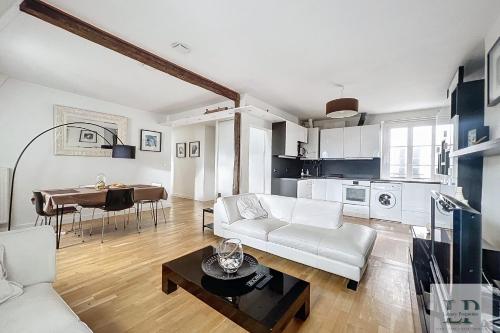 Beautiful top-floor apartment with unobstructed view Paris 8th district !