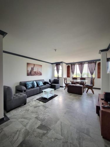 Bello y amplio apartamento cerca al aeropuerto