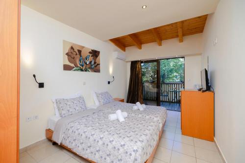 Standard Double Room image 7