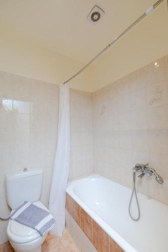 Standard Double Room image 6