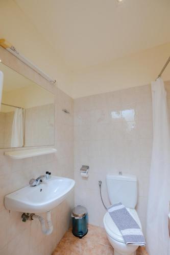 Standard Double Room image 5